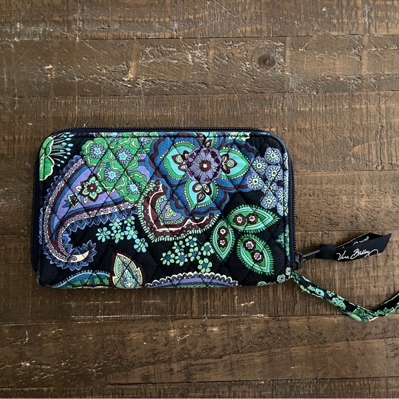 Vera Bradley Handbags - Vera Bradley zip wristlet/wallet